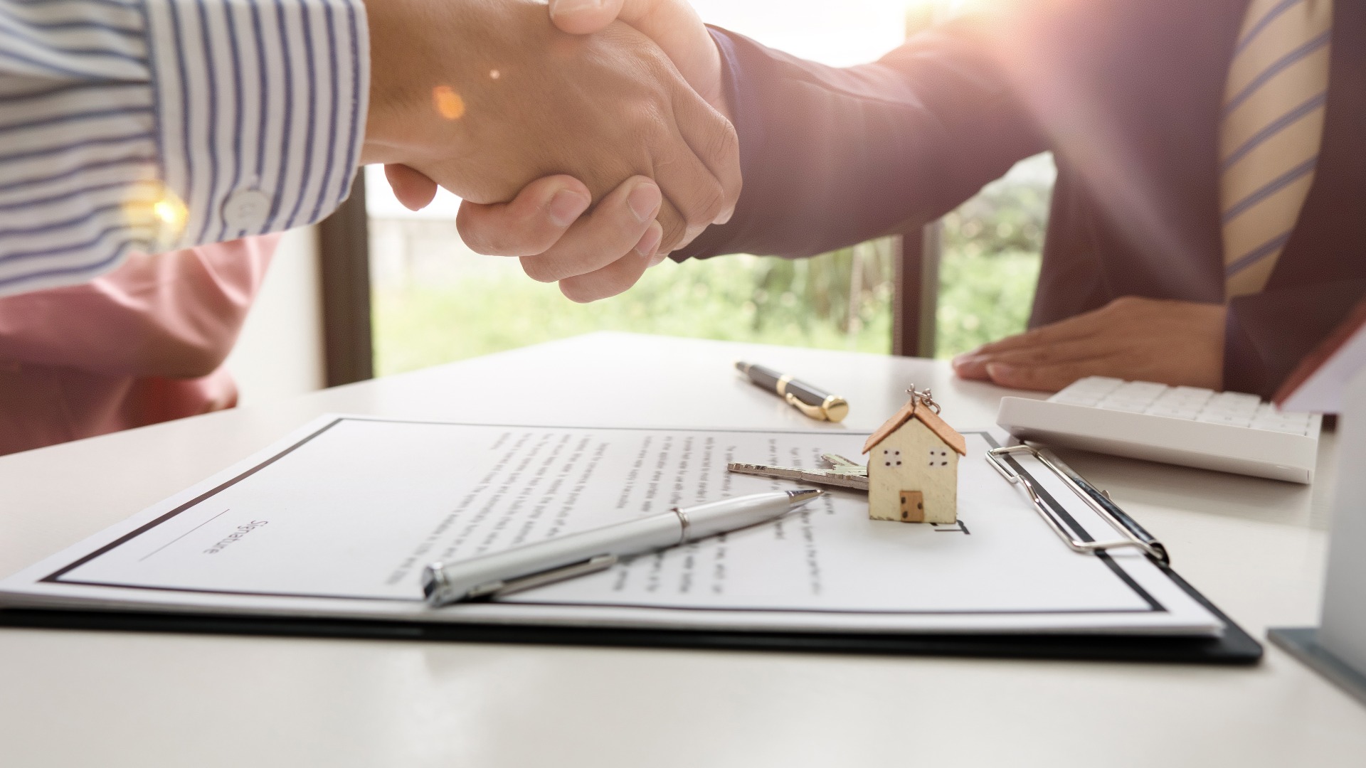 Erfolgreiches Kundengespräch beim Immobilienmakler in Schwerin